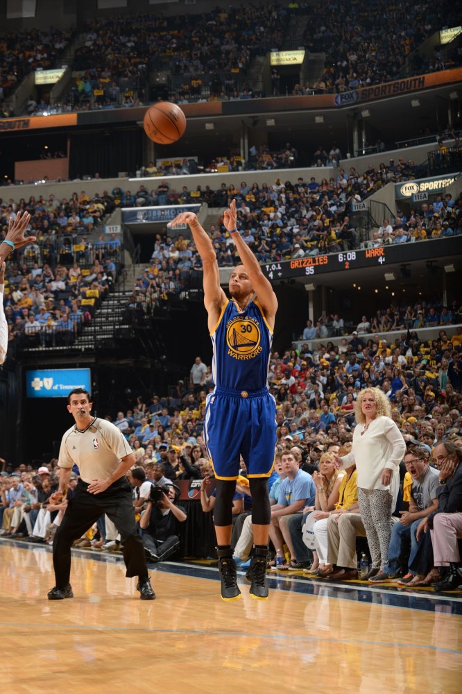 九游APP-库里在TES比赛中险胜,比赛局势复杂引发热议!